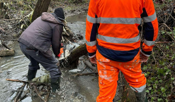 Aktuality / Čistenie po záplave v osídlení MRK - foto