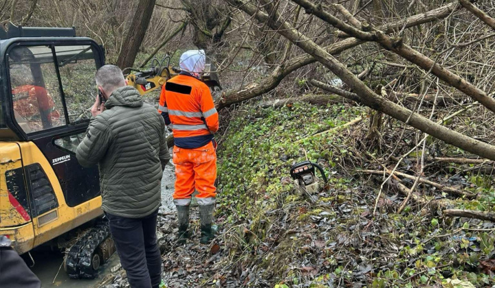 Aktuality / Čistenie po záplave v osídlení MRK - foto