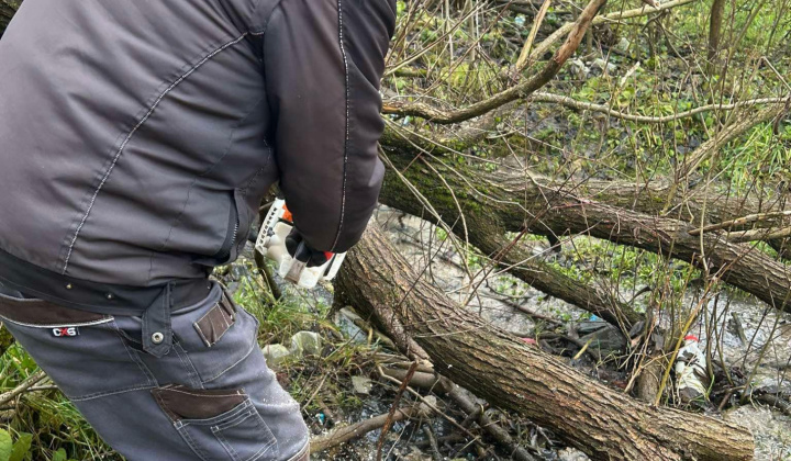 Aktuality / Čistenie po záplave v osídlení MRK - foto