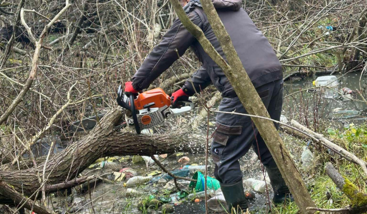 Aktuality / Čistenie po záplave v osídlení MRK - foto