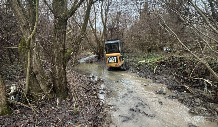Aktuality / Čistenie po záplave v osídlení MRK - foto
