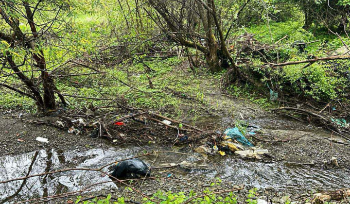 Aktuality / Čistenie po záplave v osídlení MRK - foto