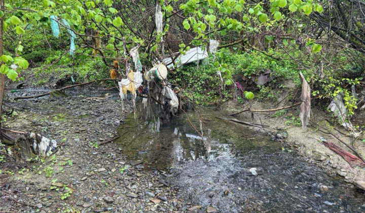 Aktuality / Čistenie po záplave v osídlení MRK - foto