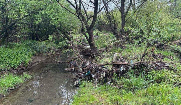 Aktuality / Čistenie po záplave v osídlení MRK - foto