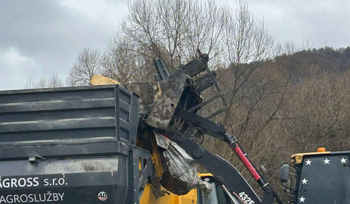 Aktuality / Čistenie po záplave v osídlení MRK - foto