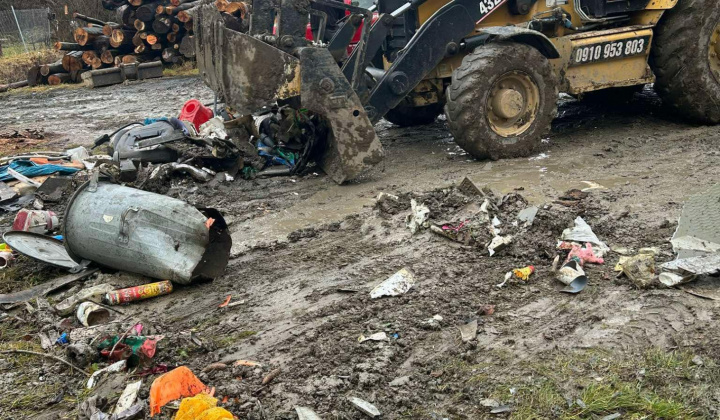 Aktuality / Čistenie po záplave v osídlení MRK - foto