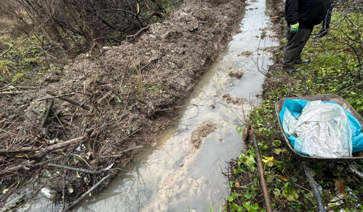Aktuality / Čistenie po záplave v osídlení MRK - foto