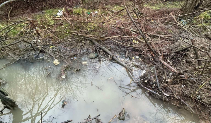 Aktuality / Čistenie po záplave v osídlení MRK - foto