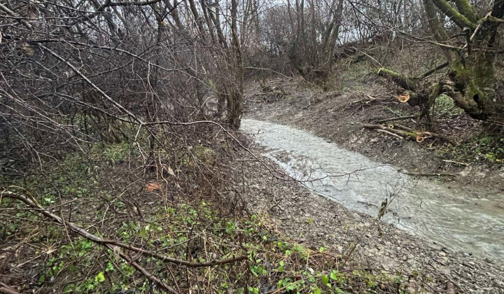 Aktuality / Čistenie po záplave v osídlení MRK - foto