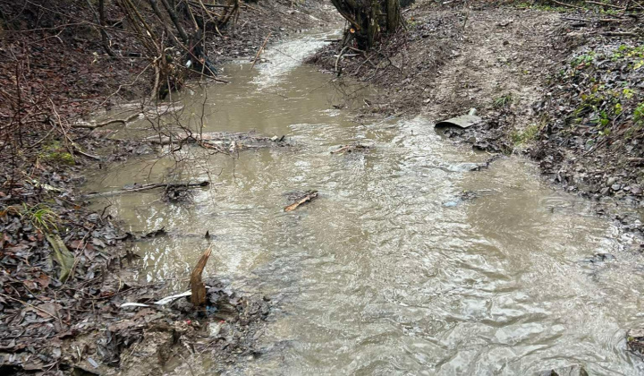 Aktuality / Čistenie po záplave v osídlení MRK - foto