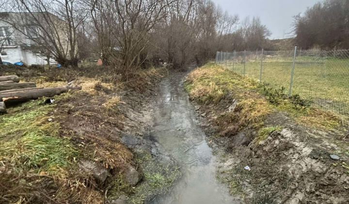 Aktuality / Čistenie po záplave v osídlení MRK - foto