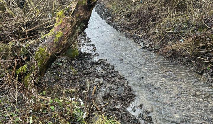 Aktuality / Čistenie po záplave v osídlení MRK - foto