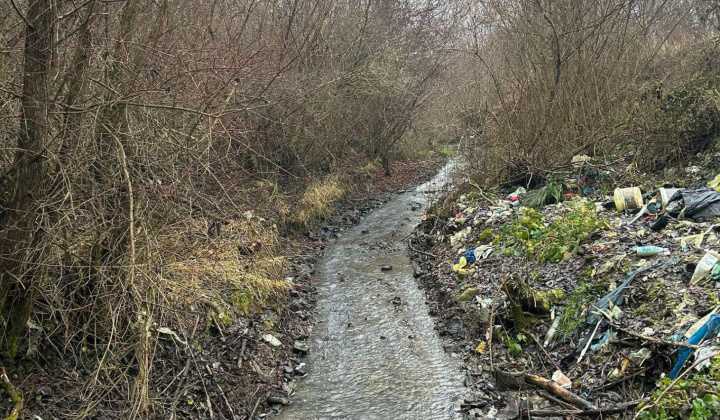 Aktuality / Čistenie po záplave v osídlení MRK - foto