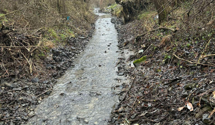 Aktuality / Čistenie po záplave v osídlení MRK - foto