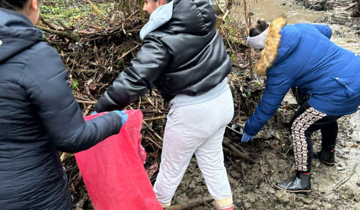 Aktuality / Čistenie po záplave v osídlení MRK - foto