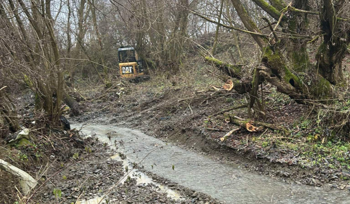 Aktuality / Čistenie po záplave v osídlení MRK - foto