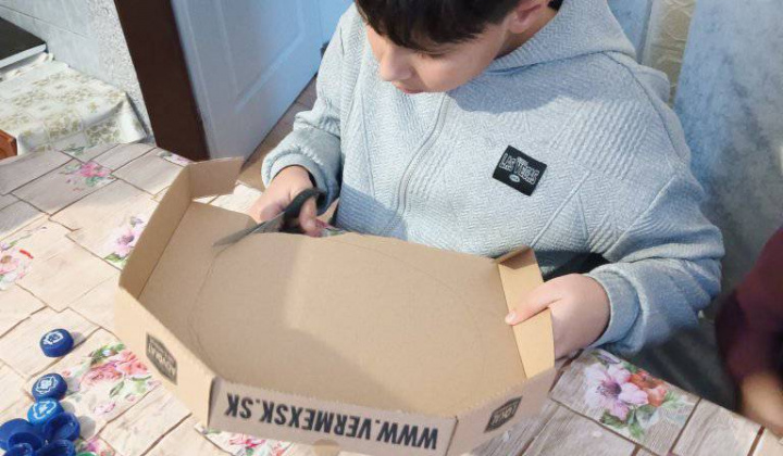 Rozvojový tím v akcii / Výroba zemegule z plastových vrchnákov  - foto