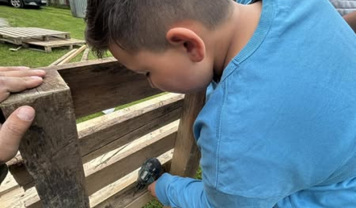 Rozvojový tím v akcii / Ruka v ruke - výroba lavičiek - foto