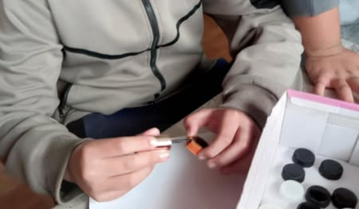 Rozvojový tím v akcii / Klub šikovných rúk - stolná hra dáma - foto