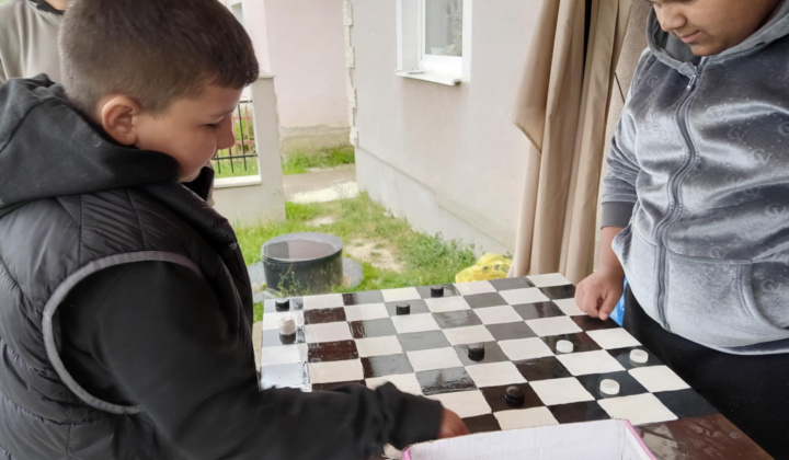 Rozvojový tím v akcii / Klub šikovných rúk - stolná hra dáma - foto