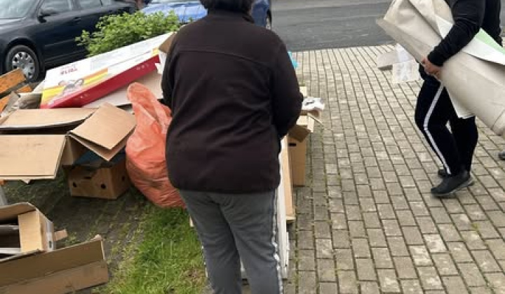 Rozvojový tím v akcii / Zber papiera - foto