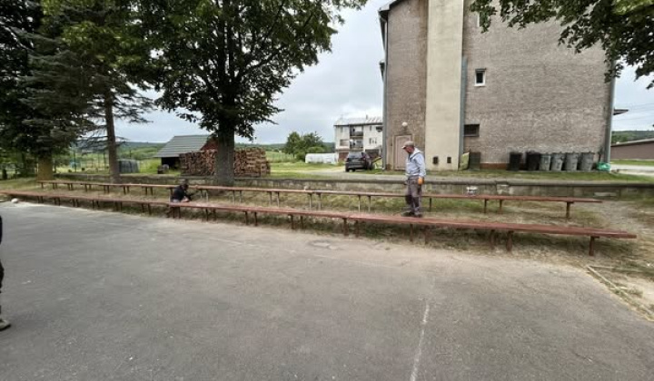 Rozvojový tím v akcii / Obnova obecných lavičiek - foto