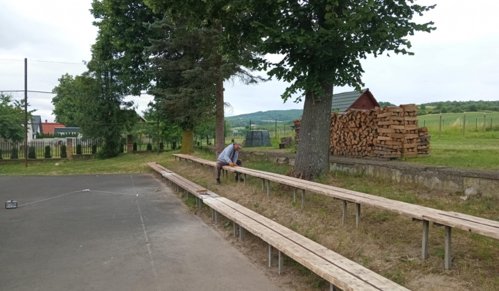 Rozvojový tím v akcii / Obnova obecných lavičiek - foto