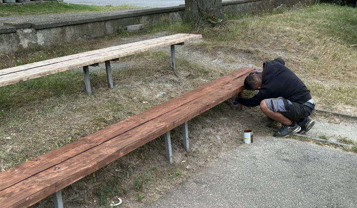 Rozvojový tím v akcii / Obnova obecných lavičiek - foto