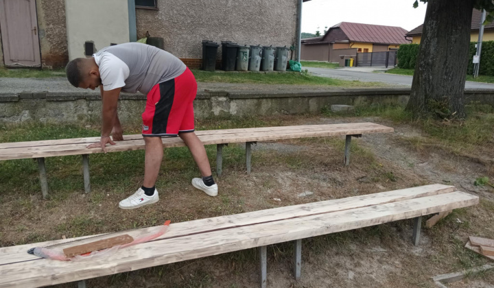Rozvojový tím v akcii / Obnova obecných lavičiek - foto